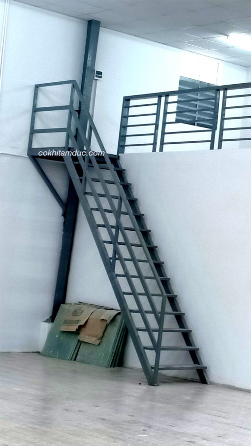Cầu thang sắt nhà xưởng đơn giản, tiện lợi. Sườn sắt hộp mạ kẽm, lan can thẳng, mặt bậc tôn gân