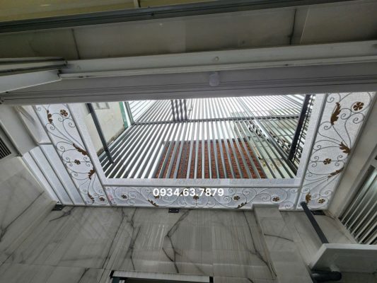 Sử dụng sắt mỹ thuật uốn hoa văn thủ công, kết hợp tấm puly trắng sần giúp ngôi nhà sang trọng , đẹp đến mọi ngóc ngách ngôi nhà