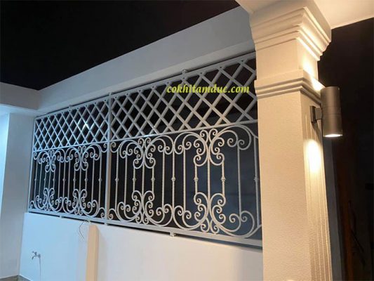 Khung sắt kết hợp sắt uốn hoa văn mỹ thuật