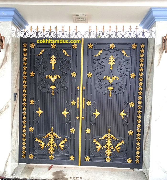 Cửa cổng sắt kết hợp 2 màu đen vàng làm nổi bật phụ kiện hoa lá trang trí