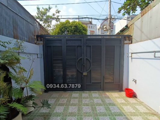 Mặt trong cổng sắt