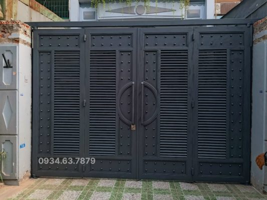 Mặt ngoài cổng sắt