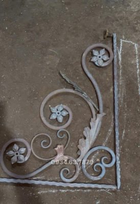 Ke góc kết hợp rất nhiều loại sắt: sắt đặc cán cạnh, sắt đặc đơn, sắt la. Hoa văn uốn cong, lượn rất đẹp kết hợp thêm phụ kiện hoa lá bằng gang, tôn...