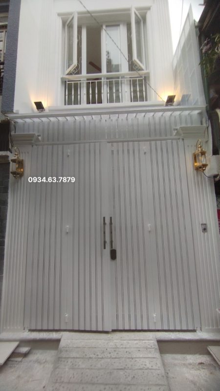 Cửa sắt 4 cánh màu trắng Tại Tân Phú, TP HCM