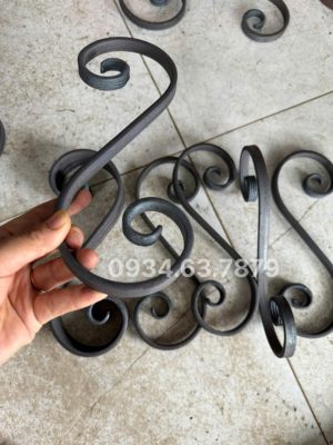 Mỏ hoa sắt rèn thủ công, lượn nhẹ nhàng, nhỏ từ trong ra ngoài, không bị gãy đột ngột, không bị bè. Hình ảnh thật không chỉnh sửa