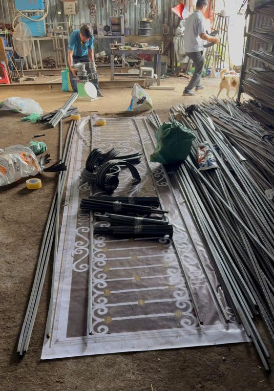 Đóng bao giao hàng. Bác Khách phụ giúp đóng hàng