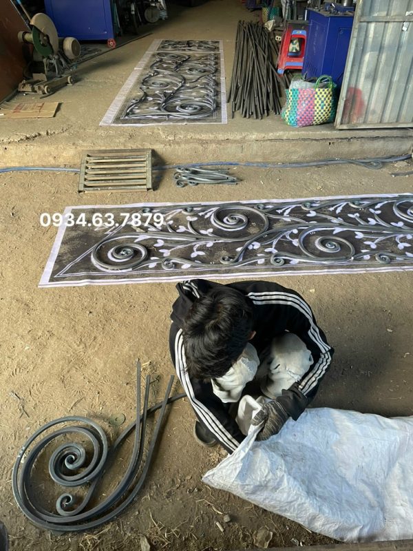 Rèn sắt mỹ nghệ làm lan can cầu thang. Sắt đặc trơn vuông 14
