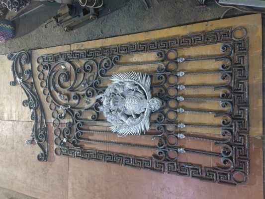 Phụ kiện cổng sắt nghệ thuật được làm từ sắt đặc 14 cán cạnh, phù điêu nhôm đúc, hoa lá sắt...