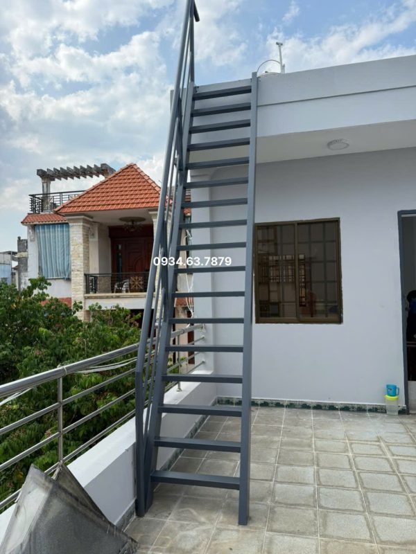 Thang sắt lên mái