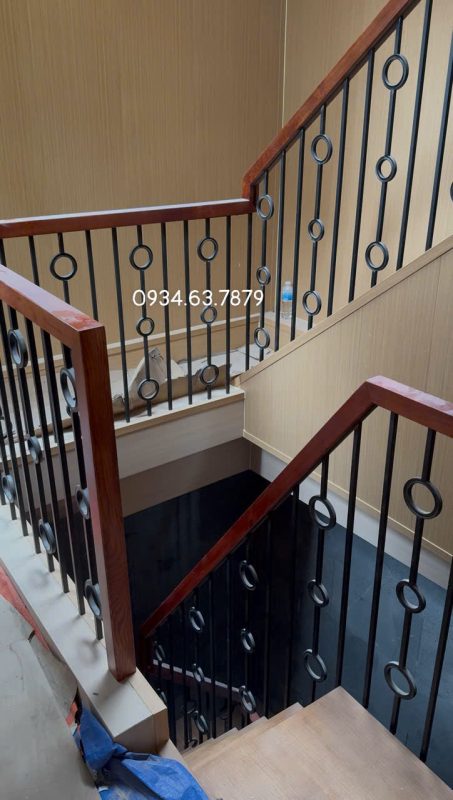 Lan can sắt lắp đặt 1 bên