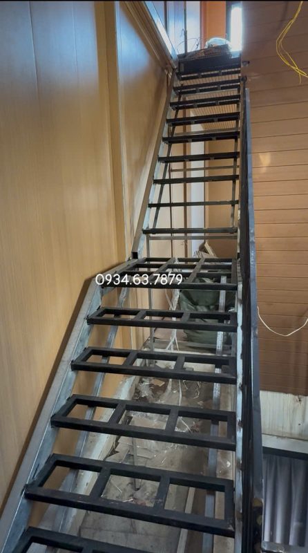 nhịp trên làm cầu thang sắt hộp thông dụng