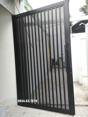 cửa sắt gắn lưới được sơn hoàn thiện màu đen