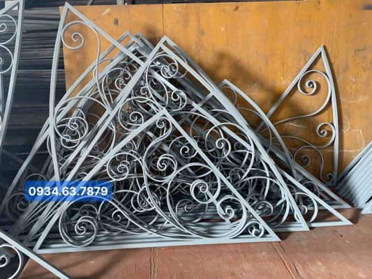 Hoa sắt ô cửa sổ. vòm cửa sổ