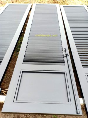 Cổng sát 4 cánh lam gió. các thanh sắt xếp nghiêng giúp nhà thoáng mát. Cửa sắt được làm tỉ mỉ, mối hàn đẹp, không ba dớ