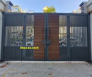 Cửa cổng sắt 4 cánh giả gỗ. Cửa sắt hiện đại, kết hợp với tấm ốp giả gỗ