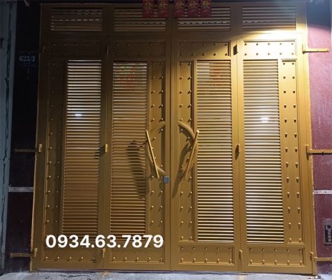 Cổng sắt 4 cánh sơn màu vàng theo phong thủy Chủ nhà