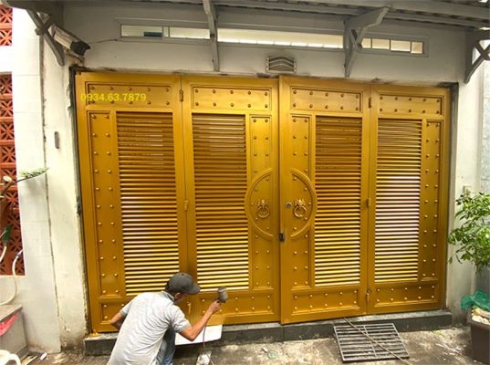 Cổng sắt 4 cánh sơn màu vàng