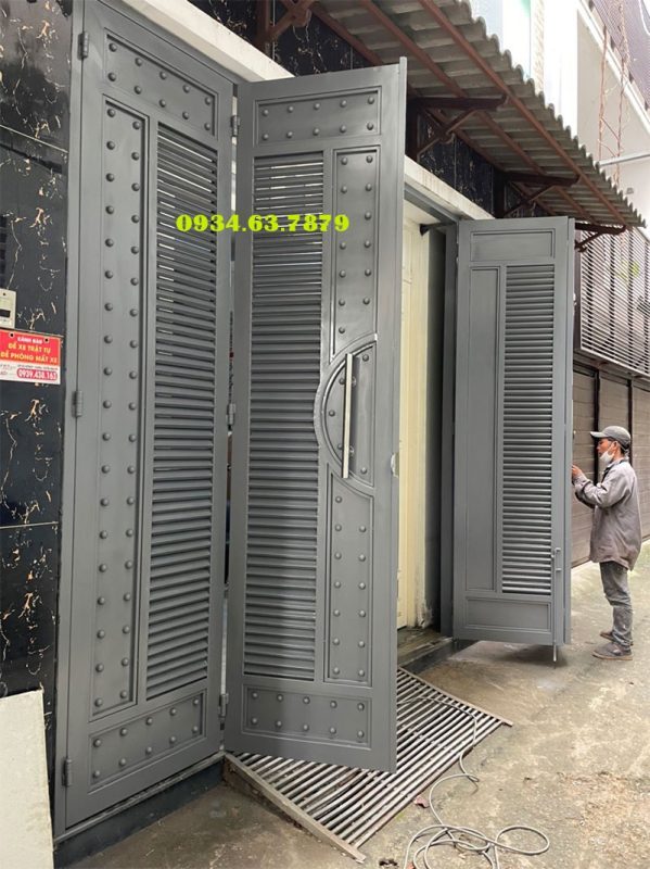 Cổng sắt 4 cánh lắp đặt tại Phú Nhuận. Sử dụng màu sơn xám xingfa rất đẹp, hài hòa