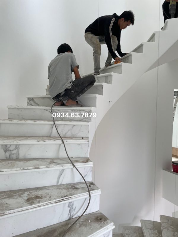 Lắp đặt tại cầu thang xoắn trong nhà