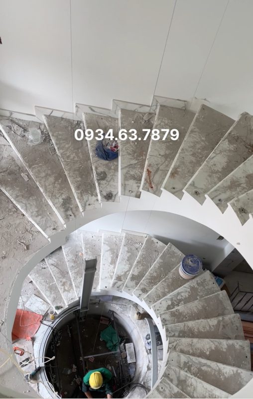 con tiện nhôm đúc được lắp đặt tại cầu thang xoắn trong nhà