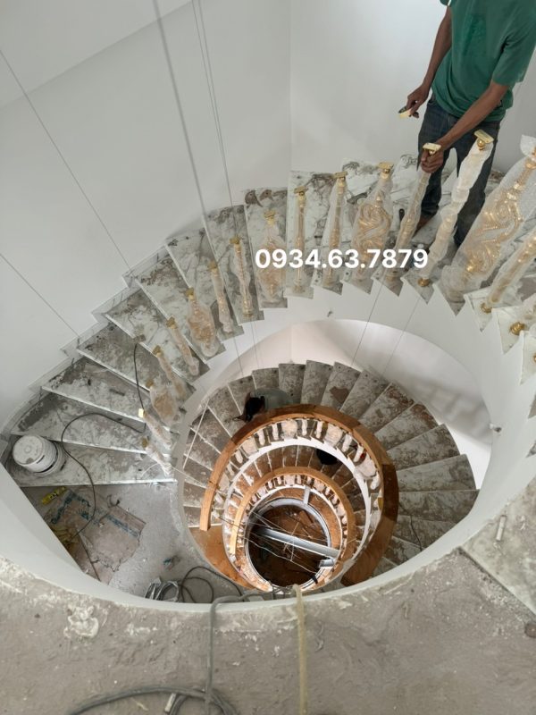 Lắp đặt con tiện tại càu thang xoắn