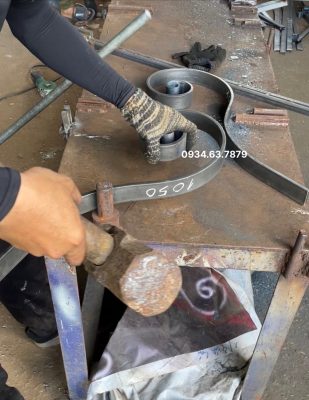 Đập, gò rèn thủ công hoa sắt la 4