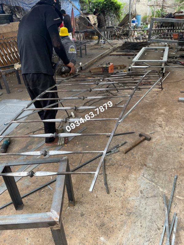 Hình dáng lan can được ốm theo dáng cầu thang. Lắp bên hông cầu thang sắt