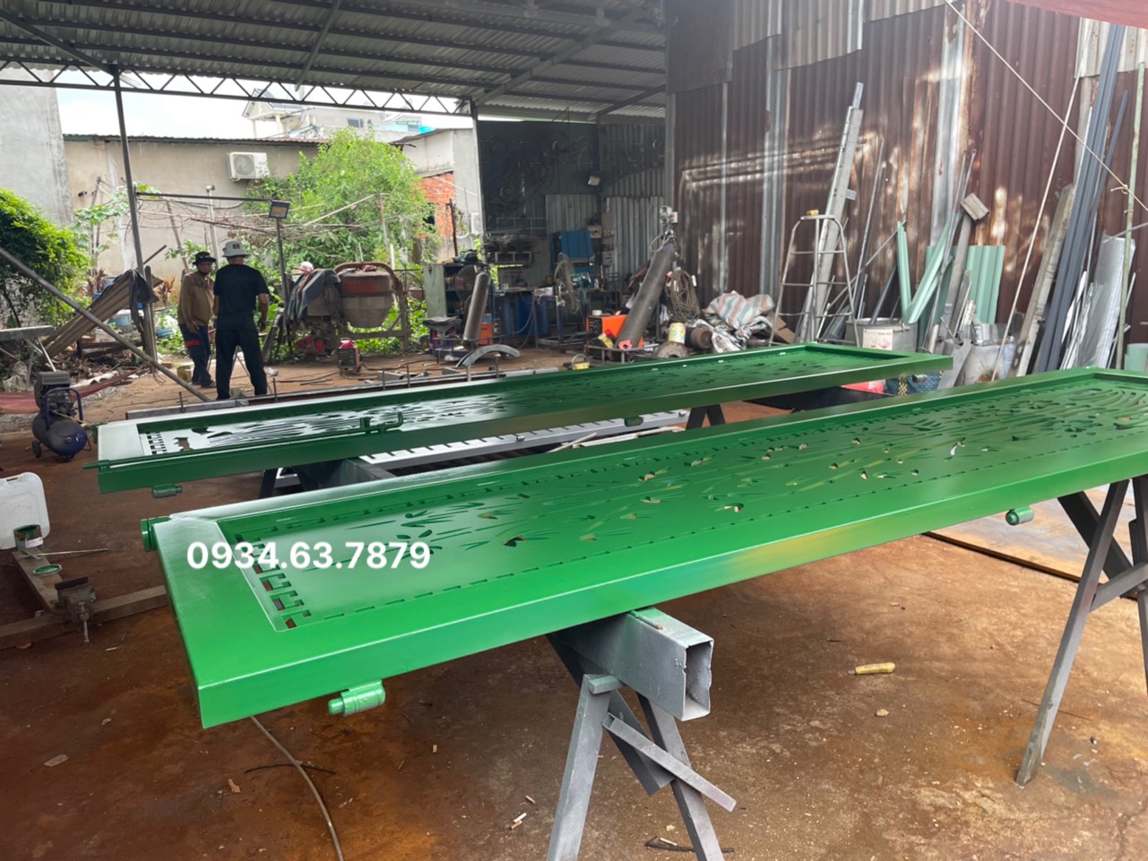 cong-sat-cnc-4-canh-mau-xanh-la-co-khi-tam-duc-2-3