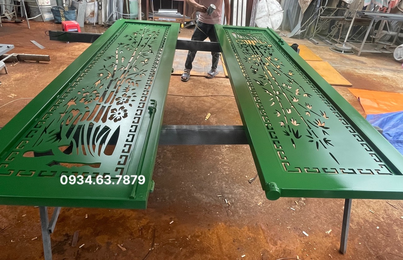 cong-sat-cnc-4-canh-mau-xanh-la-co-khi-tam-duc-2