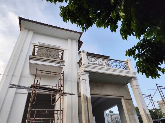 Lan can sắt ban công trước nhà
