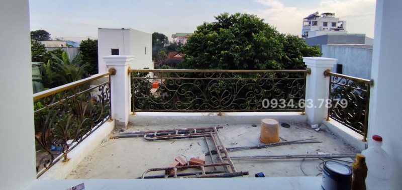 Lan can sắt mỹ thuật được lắp đặt ở mặt tiền ngôi nhà