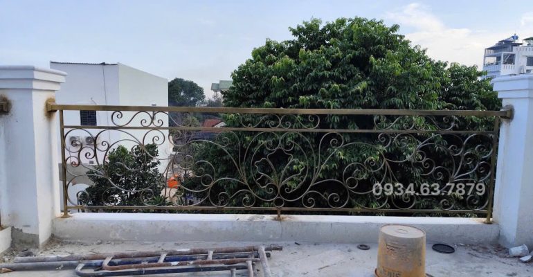 Lắp đặt lan can ở ban công trước nhà