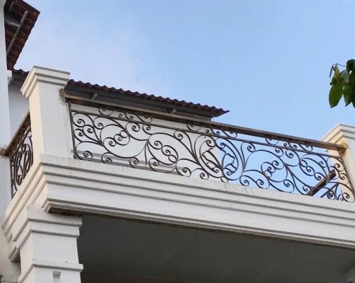 Lan can sắt trước nhà đẹp