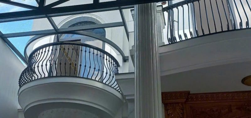 Lan can vòm trước nhà bằng cây sắt đặc uốn bụng bầu