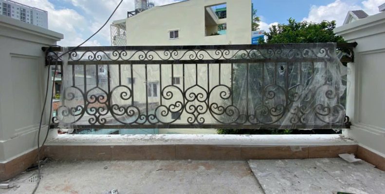 Mẫu lan can sắt uốn mỏ thủ công. Sắt đặc trơn vuông 14 nên rất chắc chắn