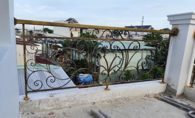 Mẫu lan can ban công trước nhà đẹp