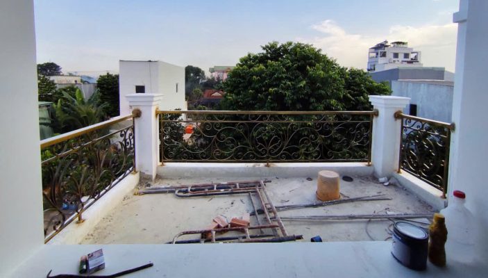 Lan can sắt trước nhà