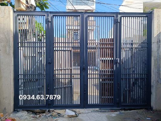 Cổng sắt 4 cánh có viền khung bao bằng sắt I rất chắc chắn, an toàn