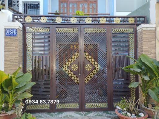 Cổng sắt 4 cánh đồng tiền, sơn màu theo phong thủy Gia chủ yêu cầu