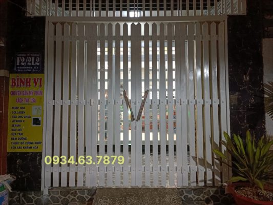 Cổng sắt 4 cánh ở Vĩnh Lộc A, TP Hồ Chí Minh