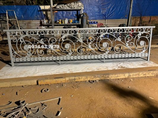 Lan can ban công sắt mỹ thuật đẹp 2024
