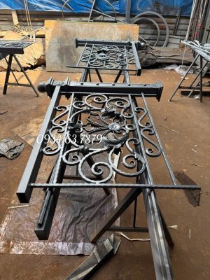 Sắt đặc cán cạnh làm lan can mặt tiền. Làm hoàn thiện thô ( uốn hoa văn, hàn, mài, gọt, sơn lót..). Giao hàng tại xưởng
