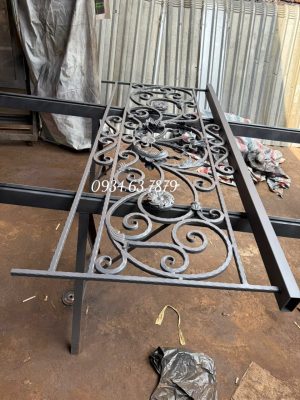 Sắt đặc cán cạnh làm lan can mặt tiền. Làm hoàn thiện thô ( uốn hoa văn, hàn, mài, gọt, sơn lót..). Giao hàng tại xưởng