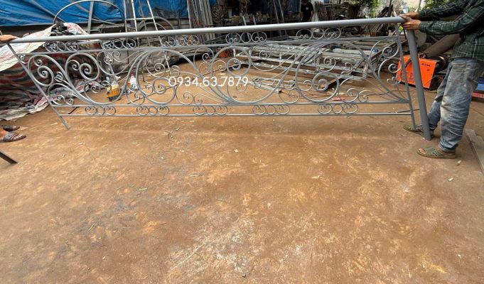 Lan can sắt lắp đặt ở lối lên xuống trước nhà. Hàng làm hoàn thiện thô, giao hàng tại xưởng Cơ khí Tâm Đức