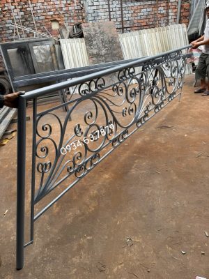 Lan can sắt lắp đặt ở lối lên xuống trước nhà. Hàng làm hoàn thiện thô, giao hàng tại xưởng Cơ khí Tâm Đức