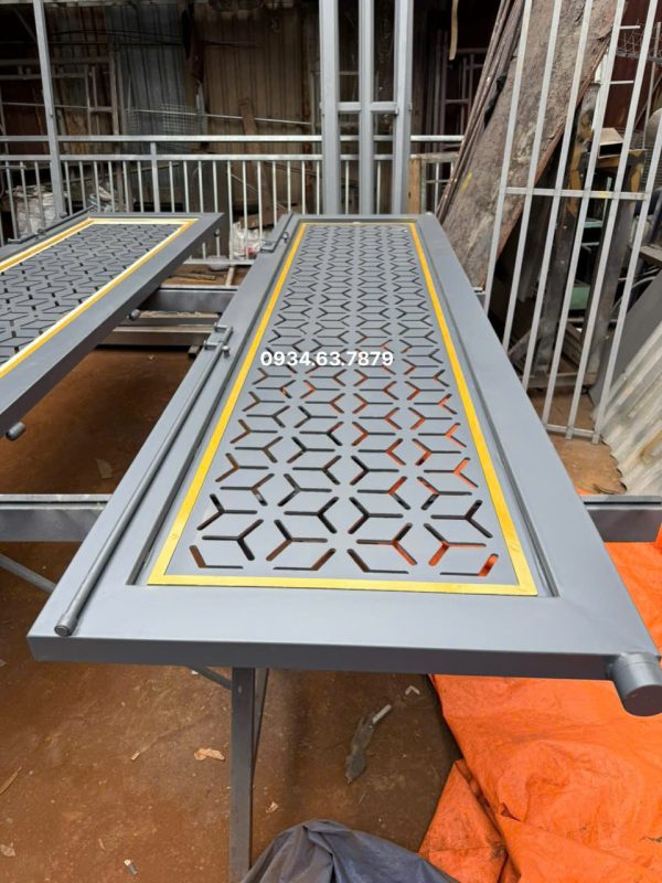 Làm cổng sắt cnc tại xưởng Cơ khí Tâm Đức. Mối hàn liền mạch, làm sạch sẽ ba rớ,...