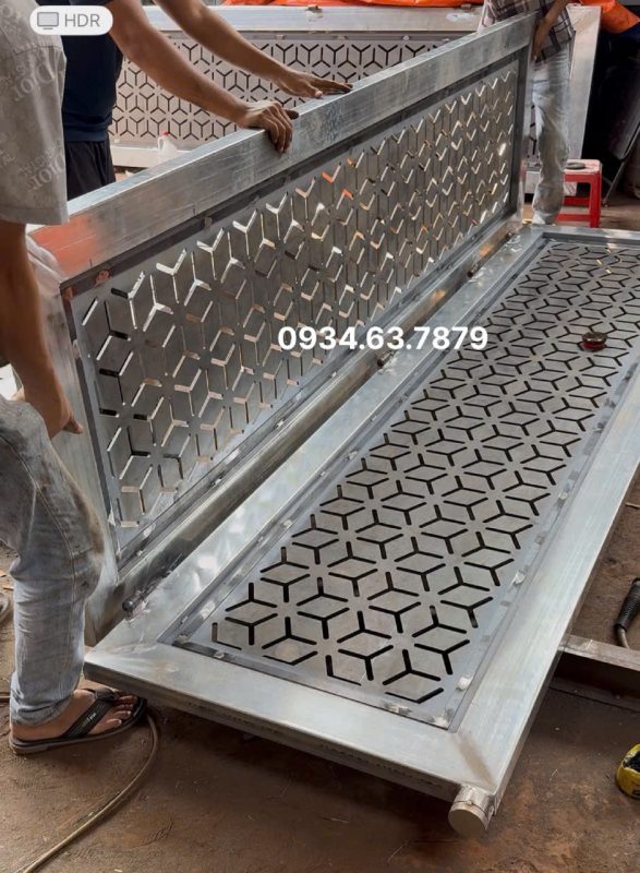 Làm cổng sắt cnc tại xưởng Cơ khí Tâm Đức. Mối hàn liền mạch, làm sạch sẽ ba rớ,...