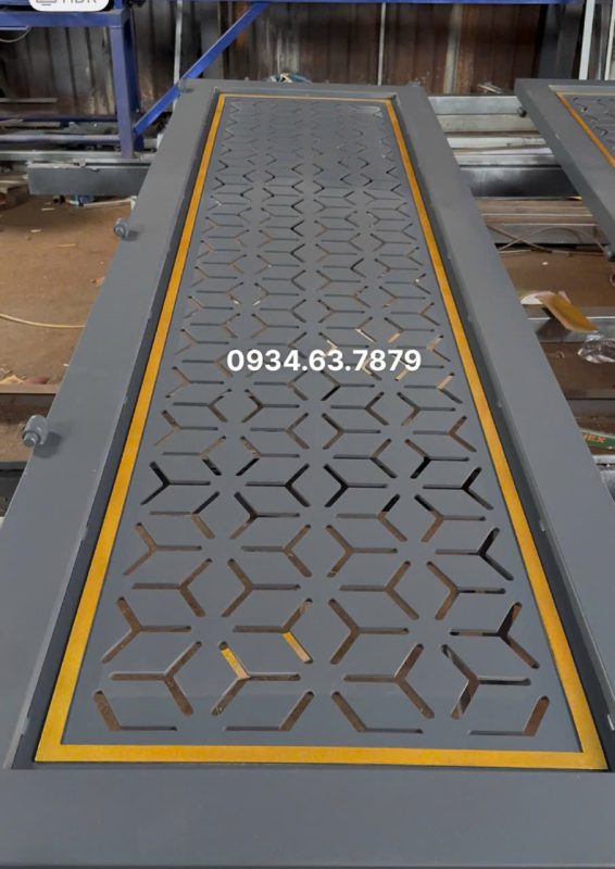 Làm cổng sắt cnc tại xưởng Cơ khí Tâm Đức. Mối hàn liền mạch, làm sạch sẽ ba rớ,...