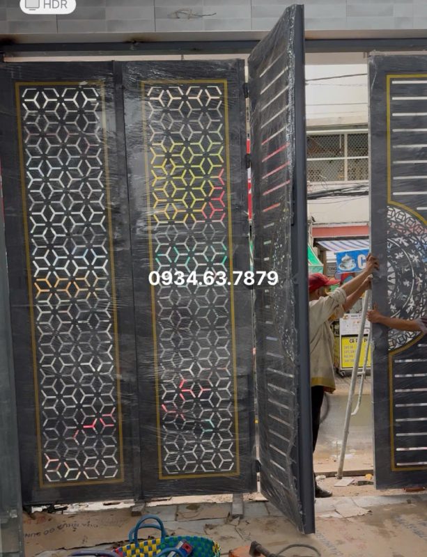 Vận chuyển, lắp đặt cổng sắt cnc tại nhà