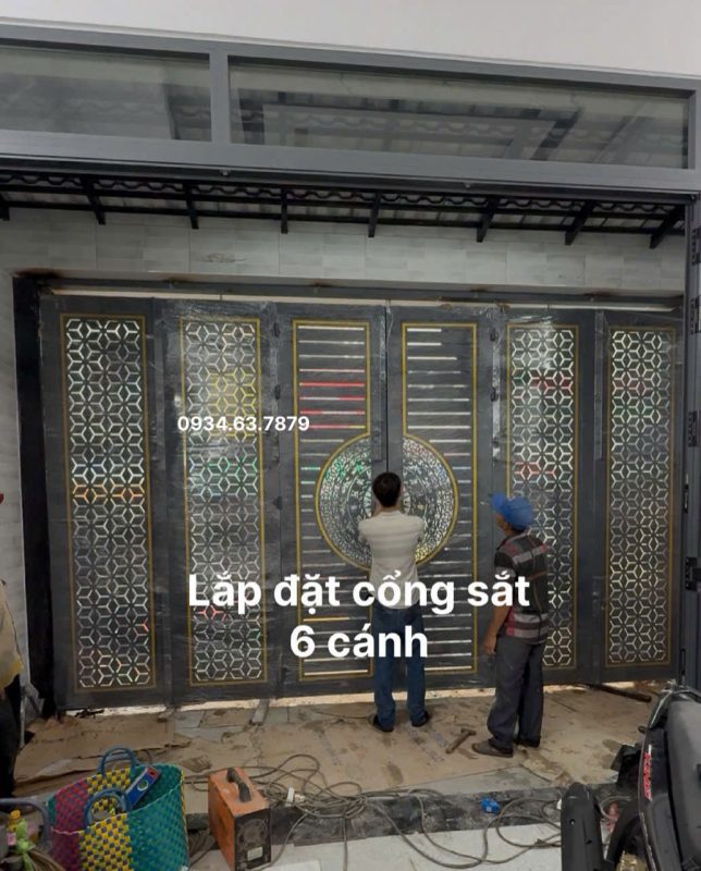 Vận chuyển, lắp đặt cổng sắt cnc 6 cánh tại nhà